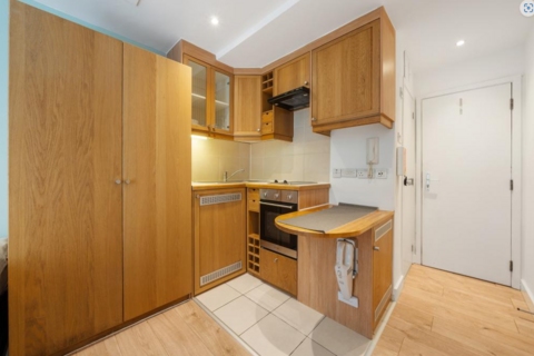 Studio to rent, Finchley Road, Hampstead, London NW3