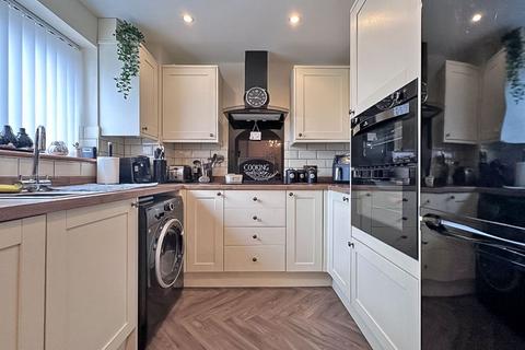 40 Avern Close, Tipton, DY4 7ND