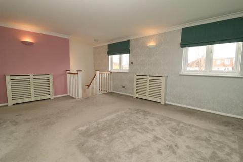 3 bedroom chalet to rent, Linden Close, New Haw, KT15 3HG