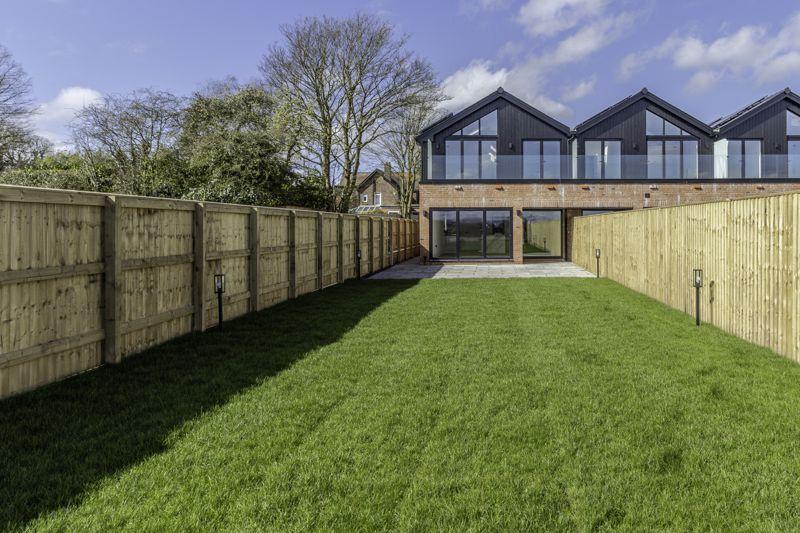 The Paddock, Burford Lane, Lymm, WA13 0SJ 4 bed mews to rent £3,750