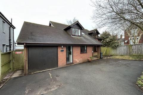 4 bedroom detached house to rent, Hamil Road, Stoke-On-Trent