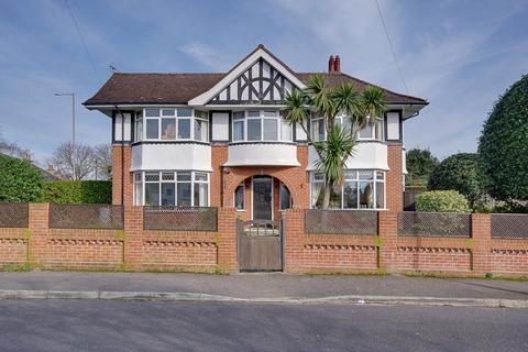 2 Dingle Road, Bournemouth, BH5 2DR