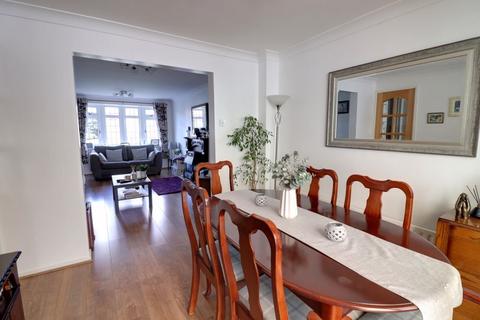 2 Chell Close, Penkridge, Stafford, ST19 5SR