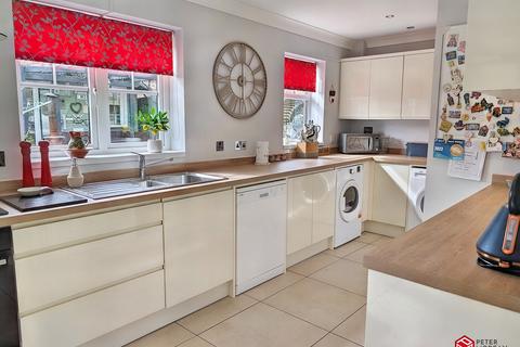 4 bedroom detached house for sale, Woodmill, Waunceirch, Neath, Neath Port Talbot. SA10 7PX