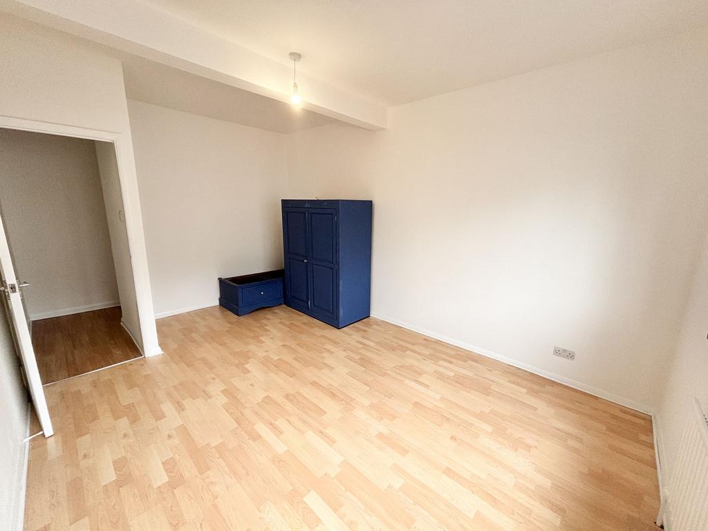 Shoeburyness, SouthendonSea SS3 2 bed flat to rent £1,250 pcm (£288 pw)