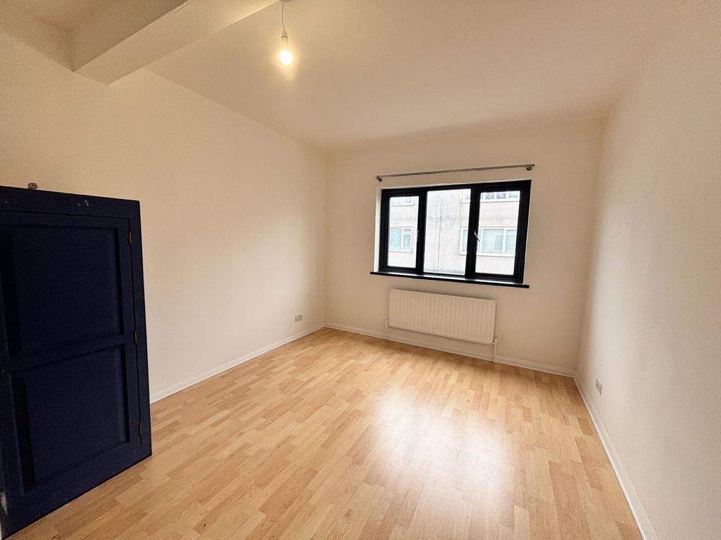 Shoeburyness, SouthendonSea SS3 2 bed flat to rent £1,250 pcm (£288 pw)
