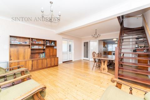 20 Hale Gardens, London, W3 9SQ