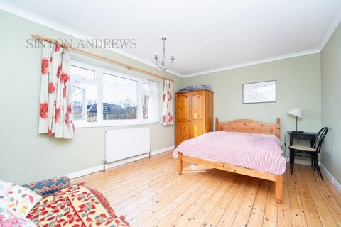 20 Hale Gardens, London, W3 9SQ
