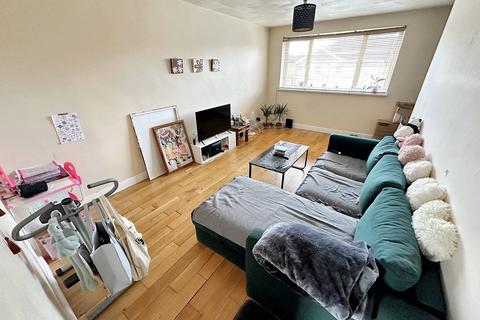 2 bedroom flat for sale, Kingston Close, Northolt UB5