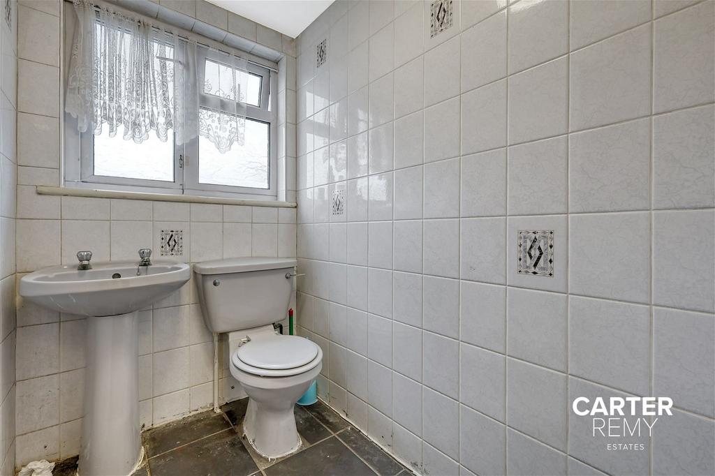 Trowbridge Road, Romford, RM3 4 bed terraced house for sale £400,000