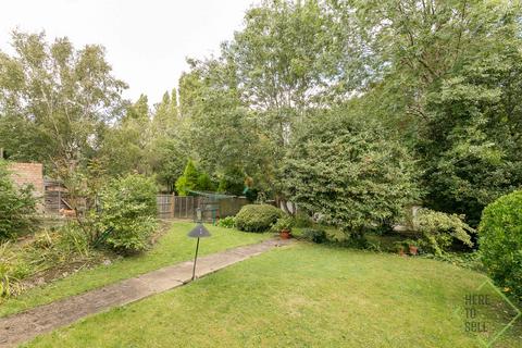 4 Lankaster Gardens, London, N2 9AJ