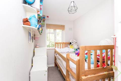 4 Lankaster Gardens, London, N2 9AJ