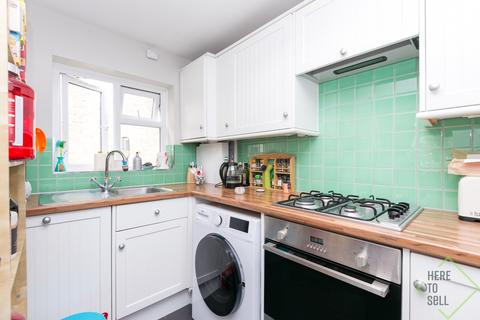 4 Lankaster Gardens, London, N2 9AJ