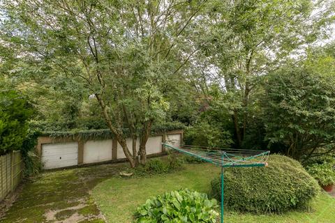 4 Lankaster Gardens, London, N2 9AJ