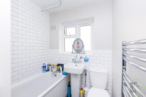 4 Lankaster Gardens, London, N2 9AJ