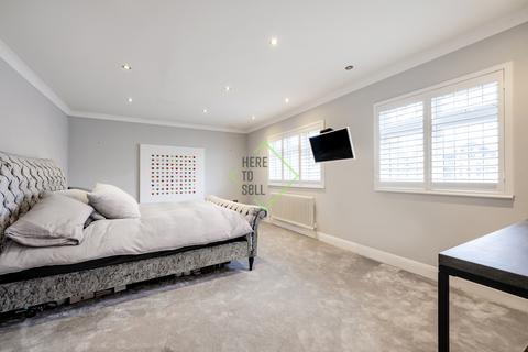 2 Crossways, Romford, RM2 6AA
