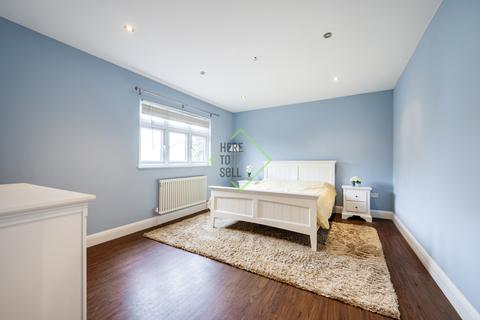 2 Crossways, Romford, RM2 6AA
