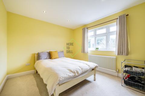 2 Crossways, Romford, RM2 6AA