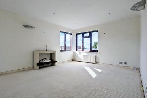 2 bedroom flat to rent, Savill Court, Woodford Green IG8