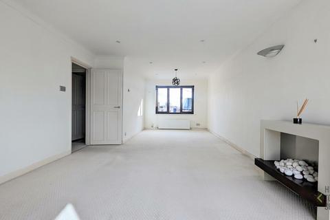 2 bedroom flat to rent, Savill Court, Woodford Green IG8