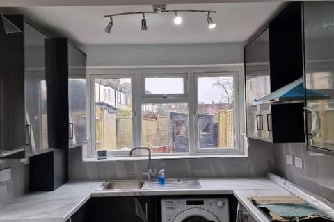 4 bedroom terraced house to rent, Grasmere Road, London, SE25
