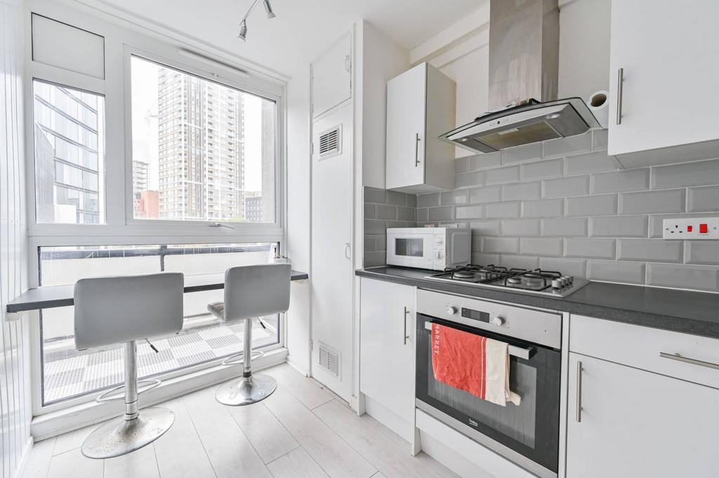 Draper House, Elephant and Castle... 2 bed flat - £375,000