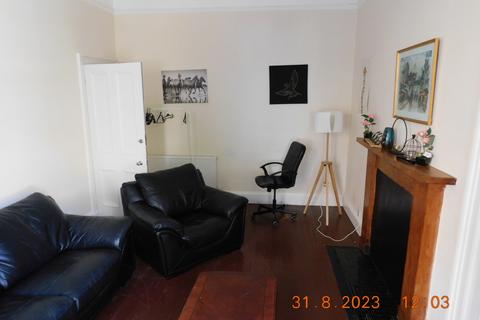 3 bedroom flat to rent, 20, Lutton Place, Edinburgh, EH8 9PE