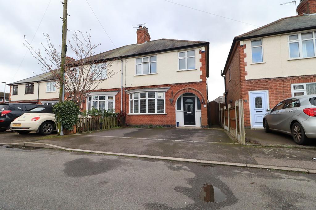 Newlands Avenue, Shepshed, LE12 3 bed semidetached house for sale £250,000