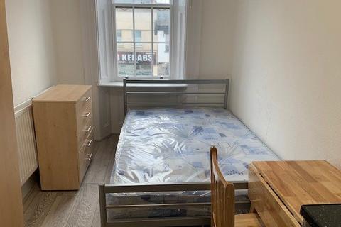 Studio to rent, High Street, Barnet EN5