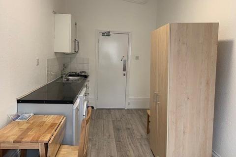 Studio to rent, High Street, Barnet EN5