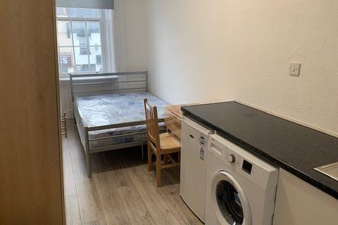 Studio to rent, High Street, Barnet EN5