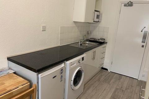 Studio to rent, High Street, Barnet EN5