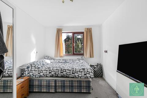 1 bedroom flat for sale, Deanery Close, London, N2