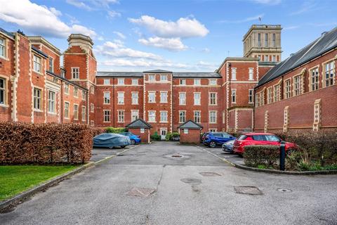 3 bedroom apartment for sale, Royal Earlswood Park, Redhill RH1