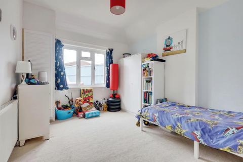 71 Adalia Crescent, Leigh-on-sea, SS9 3ST