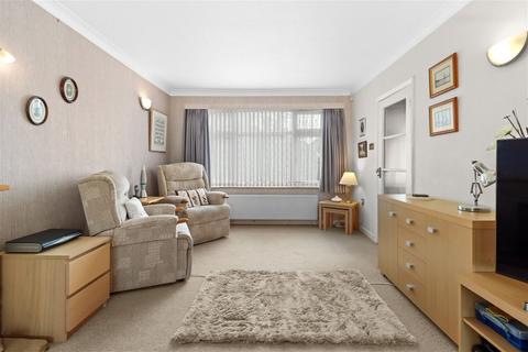 37 Pinewoods, Bexhill-on-sea, TN39 3UD