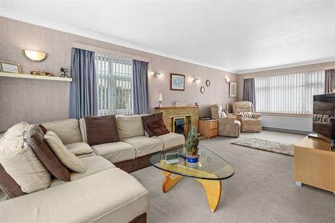 37 Pinewoods, Bexhill-on-sea, TN39 3UD