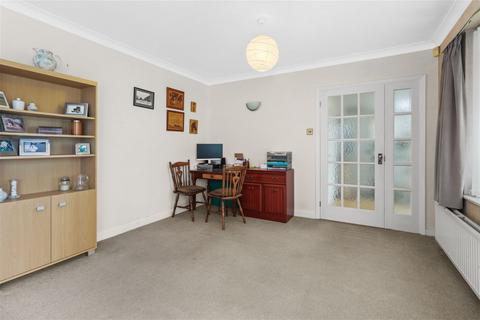 37 Pinewoods, Bexhill-on-sea, TN39 3UD