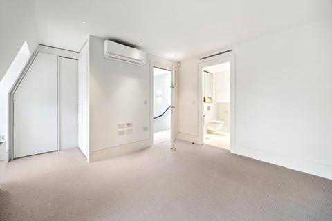 3 bedroom terraced house to rent, Cadogan Lane, London, SW1X