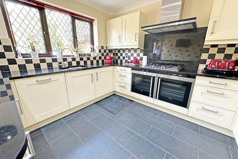 5 bedroom detached house for sale, Houndsfield Lane, Wythall, B47 6LX