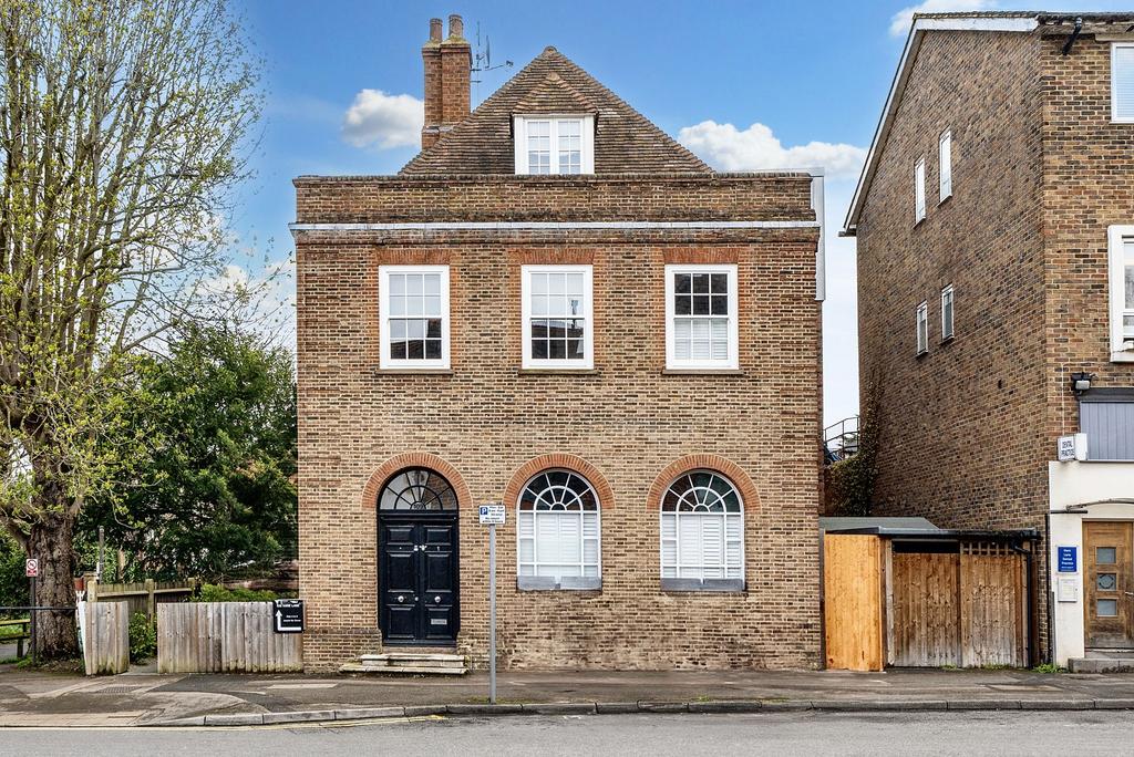 Hare Lane, Claygate, KT10 2 bed ground floor flat for sale £525,000