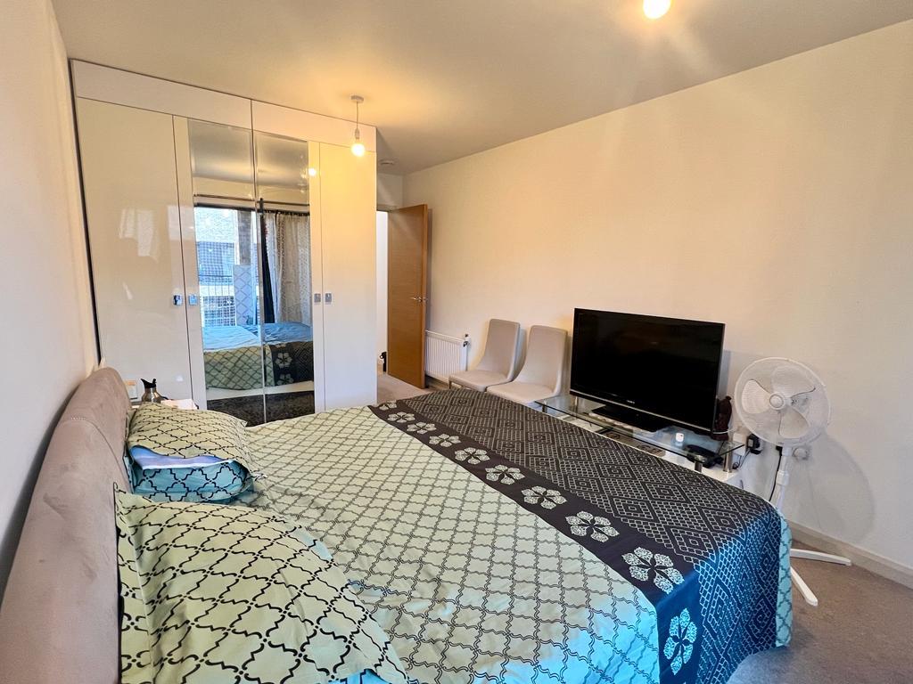 Room in a Shared Flat, Palm Court, NW9
