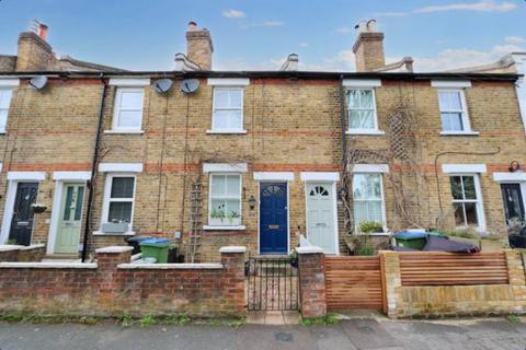 2 bedroom terraced house to rent, Queens Road, Thames Ditton KT7