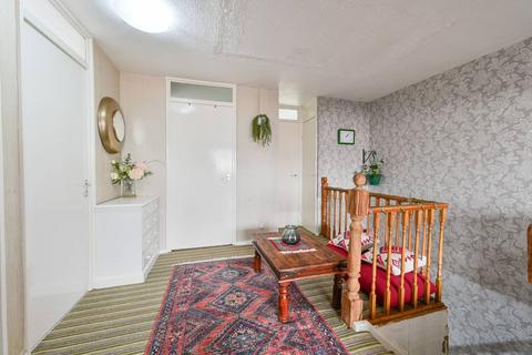3 bedroom flat for sale, Cheyne Path, Hanwell, London, W7