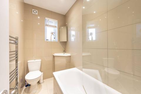 19c Park Avenue, London, NW2 5AN