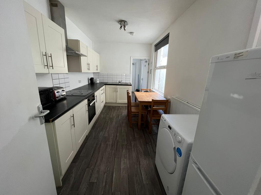 Swansea SA1 5 bed terraced house to rent £425 pcm (£98 pw)
