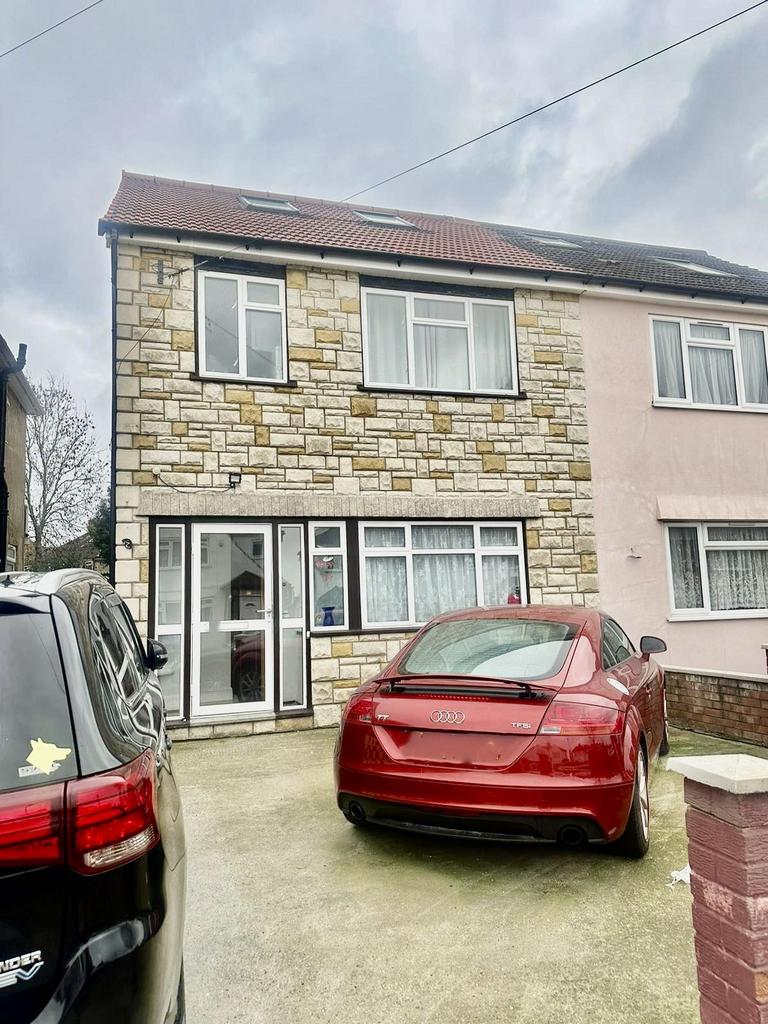 Spacious 3/4 Bedroom House in Greenford   £1,900