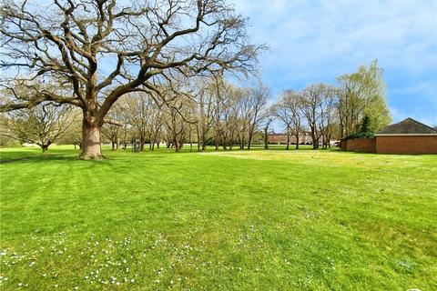 32 Calcott Park, Yateley, GU46 6JJ