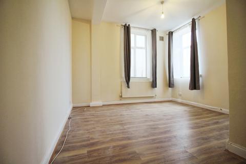 3 bedroom flat to rent, Romford Road, Forest Gate E7