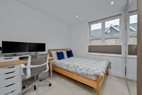 Flat 2, 2 Ditton Grove, Esher, KT10 9FN